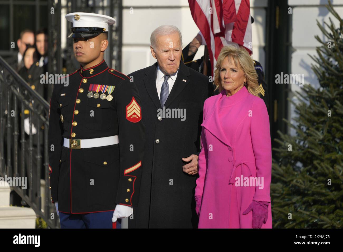 Washington, Usa. 01.. Dezember 2022. Präsident Joe Biden und First Lady Jill Biden sind am Donnerstag, den 1. Dezember 2022, im südlichen Rasen des Weißen Hauses in Washington, D.C., um eine Ankunftszeremonie zu Ehren von Präsident Emmanuel Macron und Brigitte Macron aus Frankreich auszurichten. Foto: Chris Kleponis/UPI Credit: UPI/Alamy Live News Stockfoto