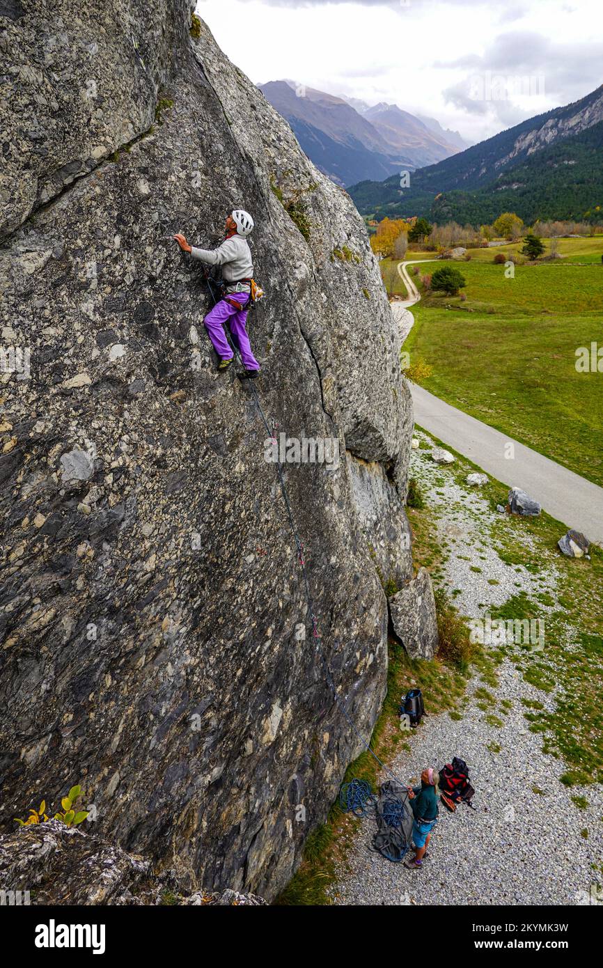 Felsklettern älterer Bergsteiger in Sollieres, Maurienne, Frankreich Stockfoto