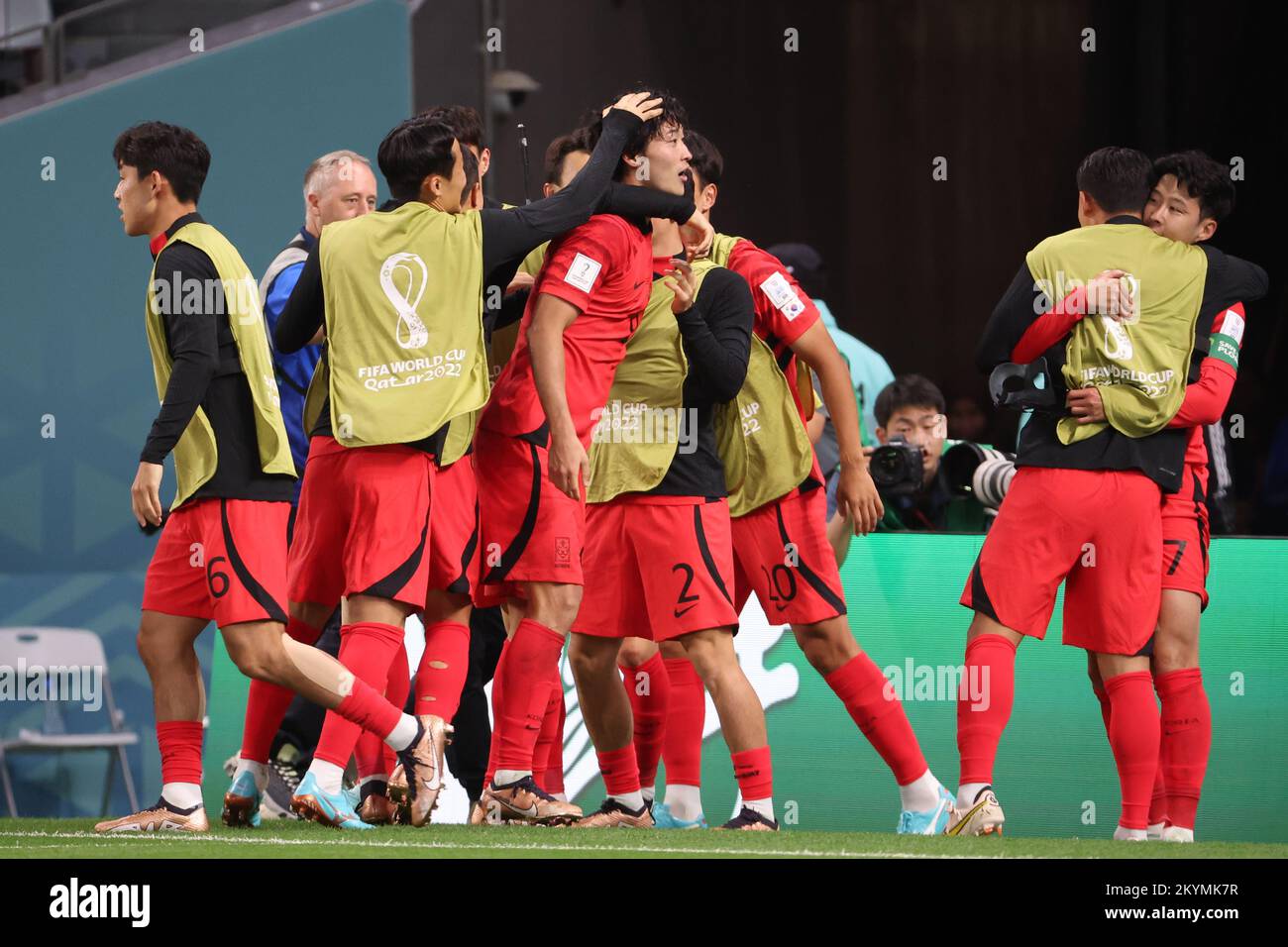 Cho GUE-Sung aus Südkorea feiert sein Tor mit Teamkollegen während der FIFA-Weltmeisterschaft 2022, dem Fußballspiel der Gruppe H zwischen der Republik Südkorea und Ghana am 28. November 2022 im Education City Stadium in Doha, Katar - Foto Jean Catuffe / DPPI Stockfoto