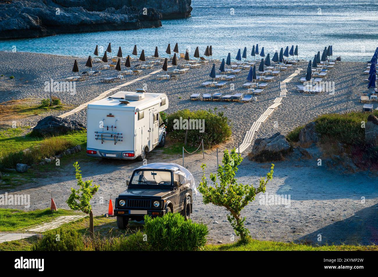 Ein Wohnmobil parkt am fantastischen Skinaria Strand, Kreta, Griechenland. Wohnmobil oder Wohnmobil ist auf dem Parkplatz Sandstrand Skinaria, Plakias, Kreta, Stockfoto