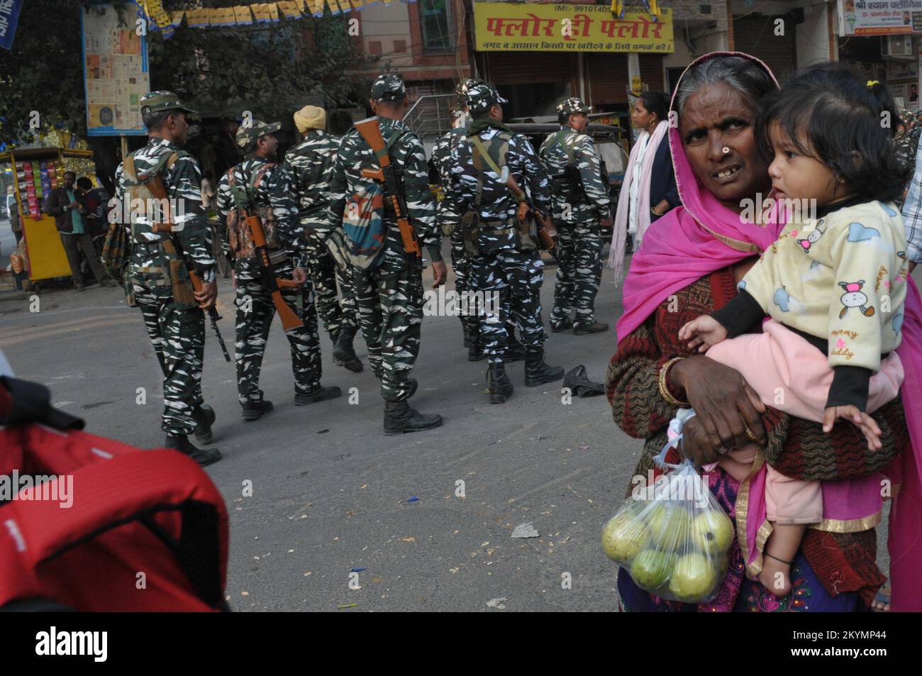 1. Dezember 2022, Delhi, Mayur vihar, East Delhi, Indien: Sicherheit und Wohnsitz während der Ecktagung der weiblichen Kandidatin Beena balguheraus Mayur vihar Phase 1 und AAP (Aam Aadmi Party), die während der Wahlkampagne für die Kommunalwahlen (MCD) beobachtet wurden. Von den Wählern wird erwartet, dass sie ihre Stimmen für 250 Bezirke in der Hauptstadt abgeben (Kreditbild: © Ravi Batra/ZUMA Press Wire) Stockfoto