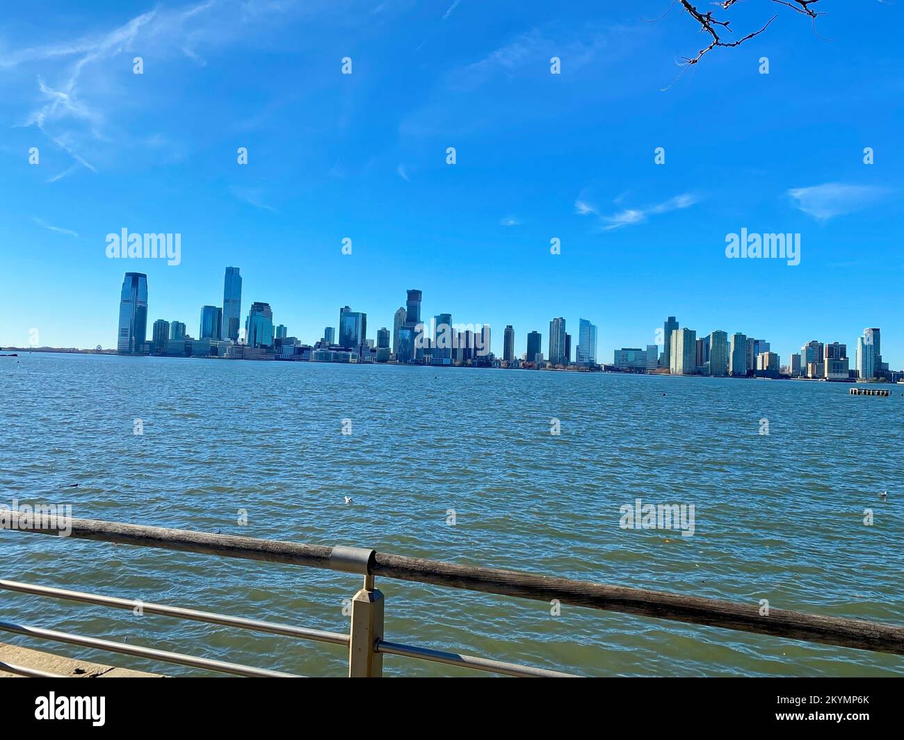 New York, NY, USA - 30. Nov. 2022: Blick auf die Skyline von Jersey City vom Lower Manhattan aus Stockfoto