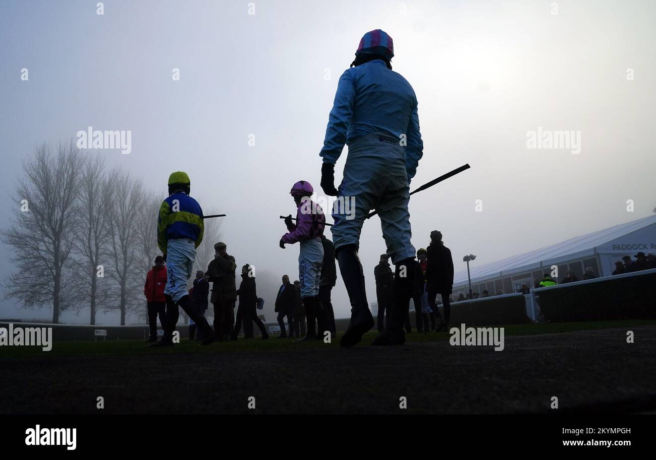 Jockeys Ahead the Weatherbys Stallion Book Handicap Hürde auf der Wincanton Racecourse. Foto: Donnerstag, 1. Dezember 2022. Stockfoto