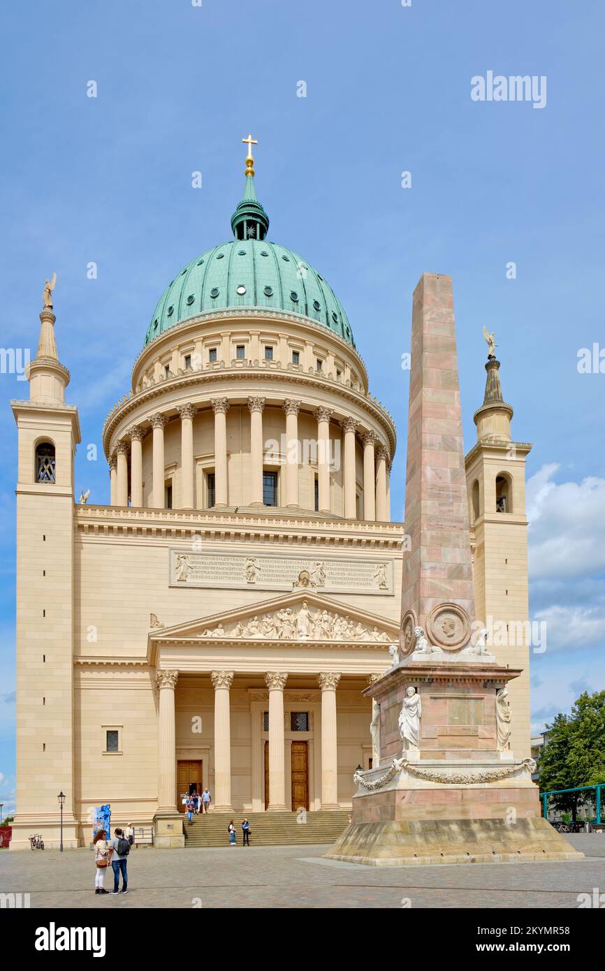 Kirche St. Nicholas und Obelisk, Alter Marktplatz in Potsdam, Brandenburg, Deutschland, 7. August 2021. Stockfoto