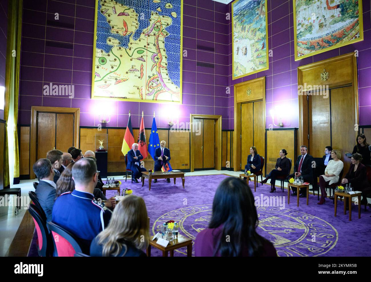 Tirana, Albanien. 01.. Dezember 2022. Der deutsche Präsident Frank-Walter Steinmeier (Zentrum l) und der albanische Ministerpräsident EDI Rama (Zentrum r) treffen ihre Delegationen in der offiziellen Residenz des Ministerpräsidenten. Präsident Steinmeier besucht die Länder Nordmazedoniens und Albaniens auf seiner viertägigen Reise auf den Balkan. Kredit: Bernd von Jutrczenka/dpa/Alamy Live News Stockfoto