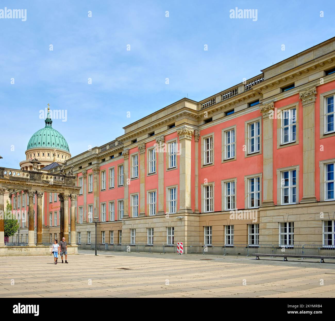 Alltagsszene in der Ringer's Colonnade und Außenansicht des rekonstruierten Stadtpalastes, Sitz des Brandenburger Parlaments, Potsdam. Stockfoto
