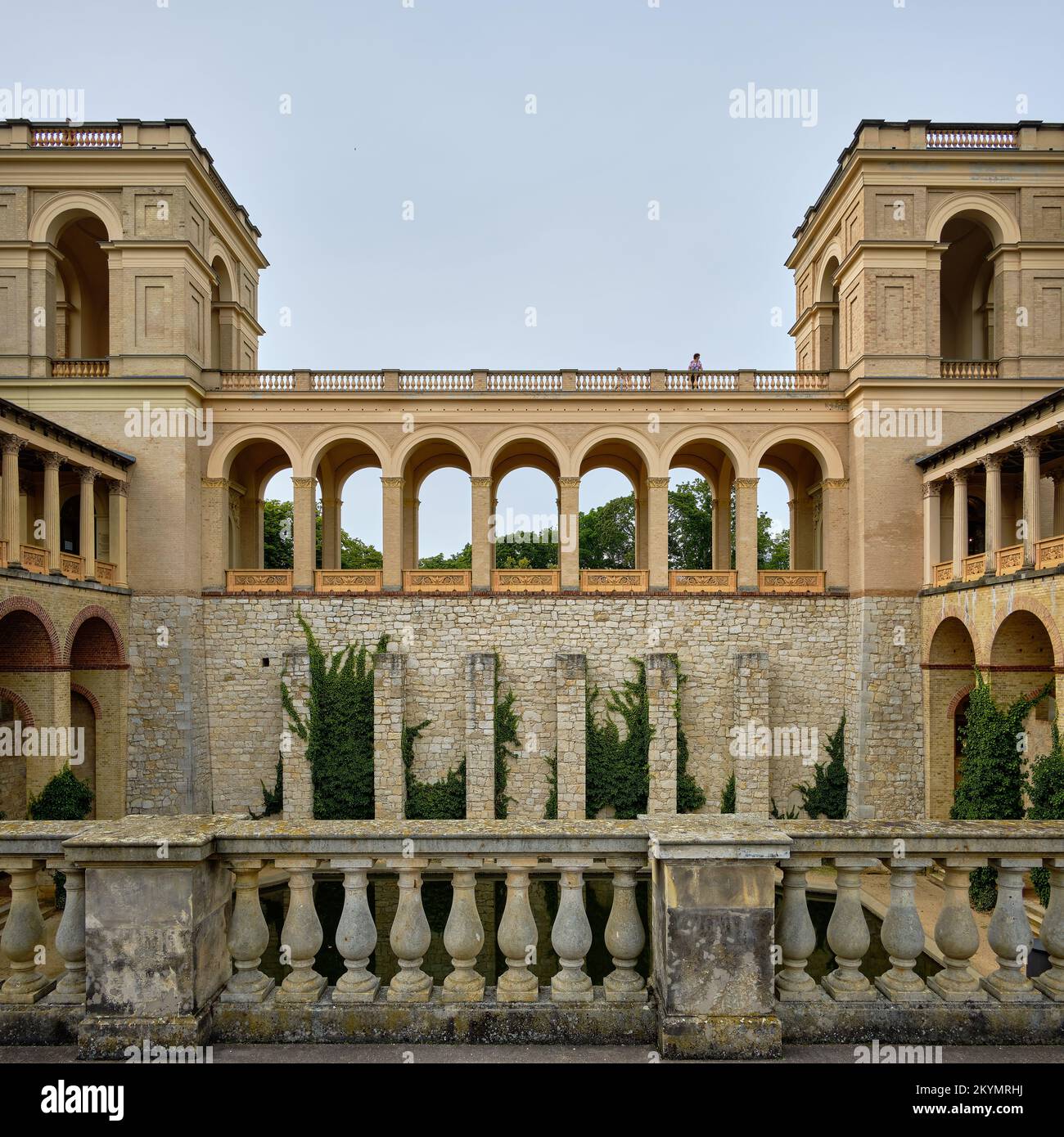 Das Belvedere auf dem Pfingstberg, das als Aussichtspunkt und Palast im Stil der italienischen Neorenaissance erbaut wurde, Potsdam, Brandenburg, Deutschland. Stockfoto