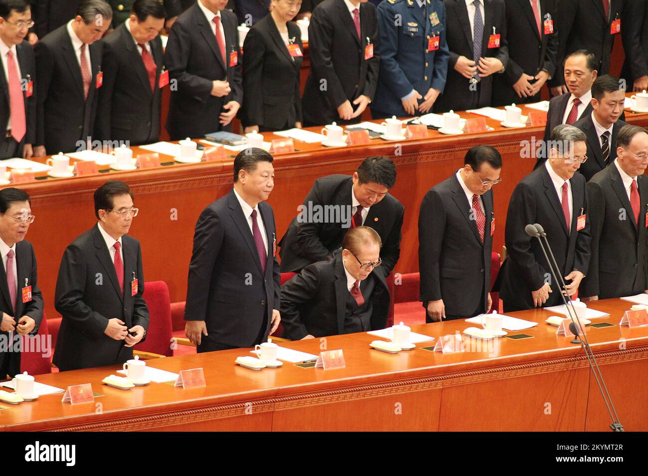 (Von links) Zhang Dejiang, Hu Jinato, Xi Jinping und Jiang Zemin (sitzend) auf der Bühne. Der 19.. Nationalkongress der Kommunistischen Partei Chinas wird am Mittwoch in der Großen Volkshalle in Peking eröffnet. 18. Oktober 2017. 18OCT17 SCMP/SIMON SONG ***NICHT FÜR WERBEZWECKE*** Stockfoto