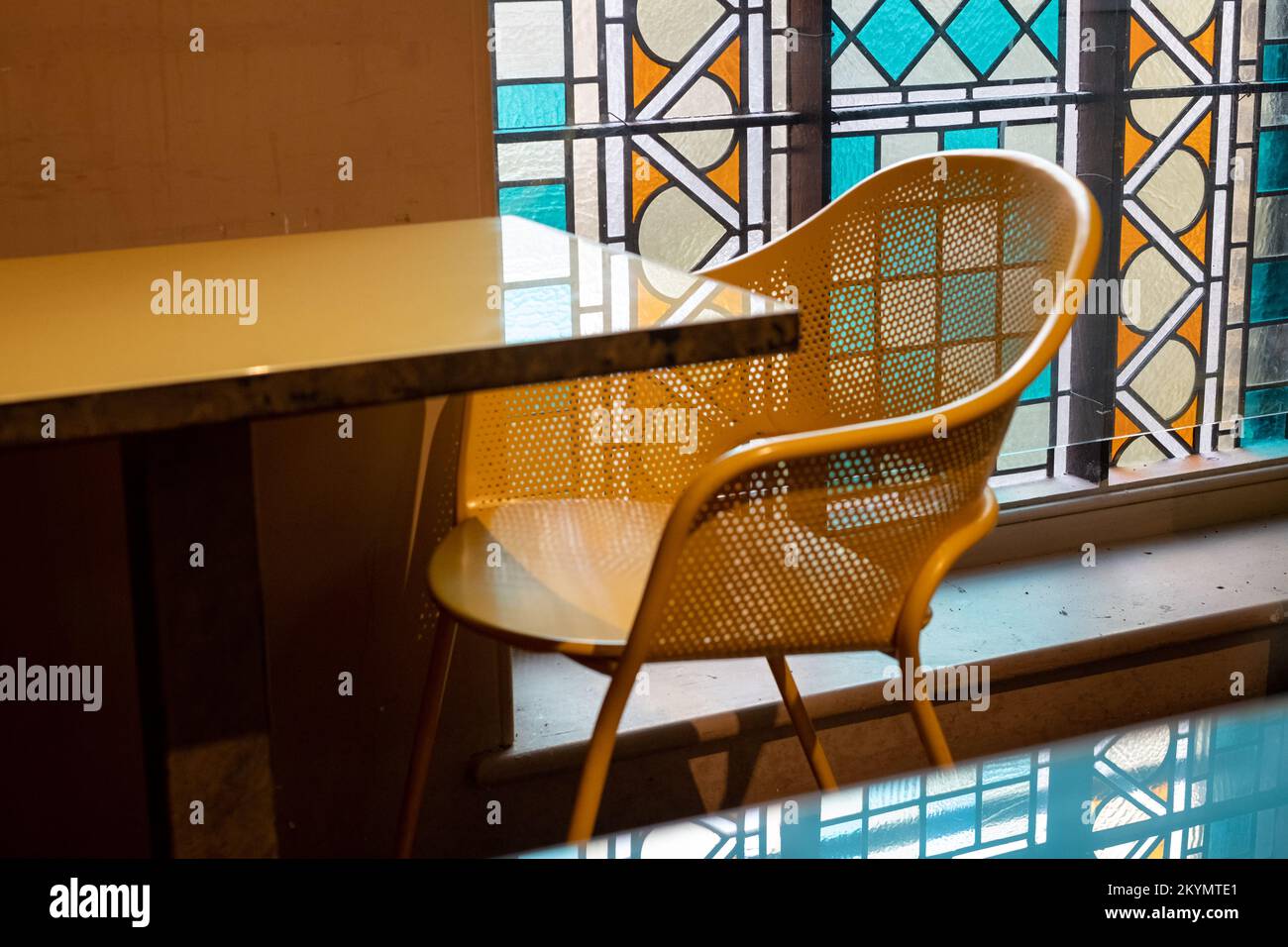 Buntglasfenster lassen das Licht in ein Café im Mercato Mayfair in der entsezierten, restaurierten St. Mark's Kirche in Mayfair, London, fließen. Stockfoto