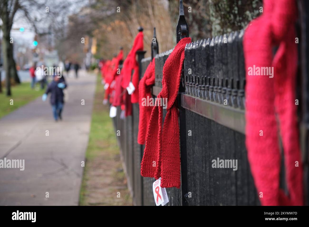 Halifax, Nova Scotia, Kanada. Dezember 2022. Freiwillige binden rote Tücher an, um das Bewusstsein für den Welt-Aids-Tag entlang des Zauns der öffentlichen Gärten zu schärfen. Fast 300 handgefertigte Tücher von Freiwilligen aus der ganzen Provinz sind an den Welt-Aids-Tag 2022 gebunden. Die Tücher sind nicht nur ein Symbol für die Bewusstseinsbildung, sie können auch für jeden mitgenommen werden, der sie braucht, wenn die Temperatur sinkt. Quelle: Alamy Live News Stockfoto