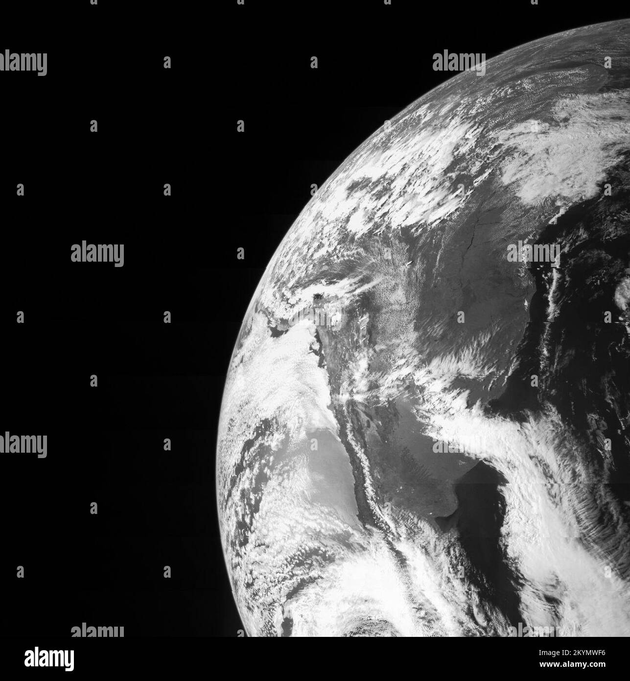 Am 9. Oktober flog Juno mit der Schwerkraft des Heimatplaneten an der Erde vorbei, um einen Schub zu erhalten, der nötig war, um Jupiter zu erreichen. Die JunoCam hat dieses Bild von der Erde aufgenommen, und andere Instrumente wurden getestet, um sicherzustellen, dass sie bei einer Begegnung auf dem Planeten wie vorgesehen funktionieren. Das Juno-Raumschiff wurde am 5. August 2011 vom Kennedy Space Center der NASA in Florida gestartet. Junos Rakete, der Atlas 551, war nur in der Lage, Juno genug Energie oder Geschwindigkeit zu geben, um den Asteroidengürtel zu erreichen, an dem die Schwerkraft der Sonne Juno zurück in Richtung des inneren Sonnensystems zog. Stockfoto