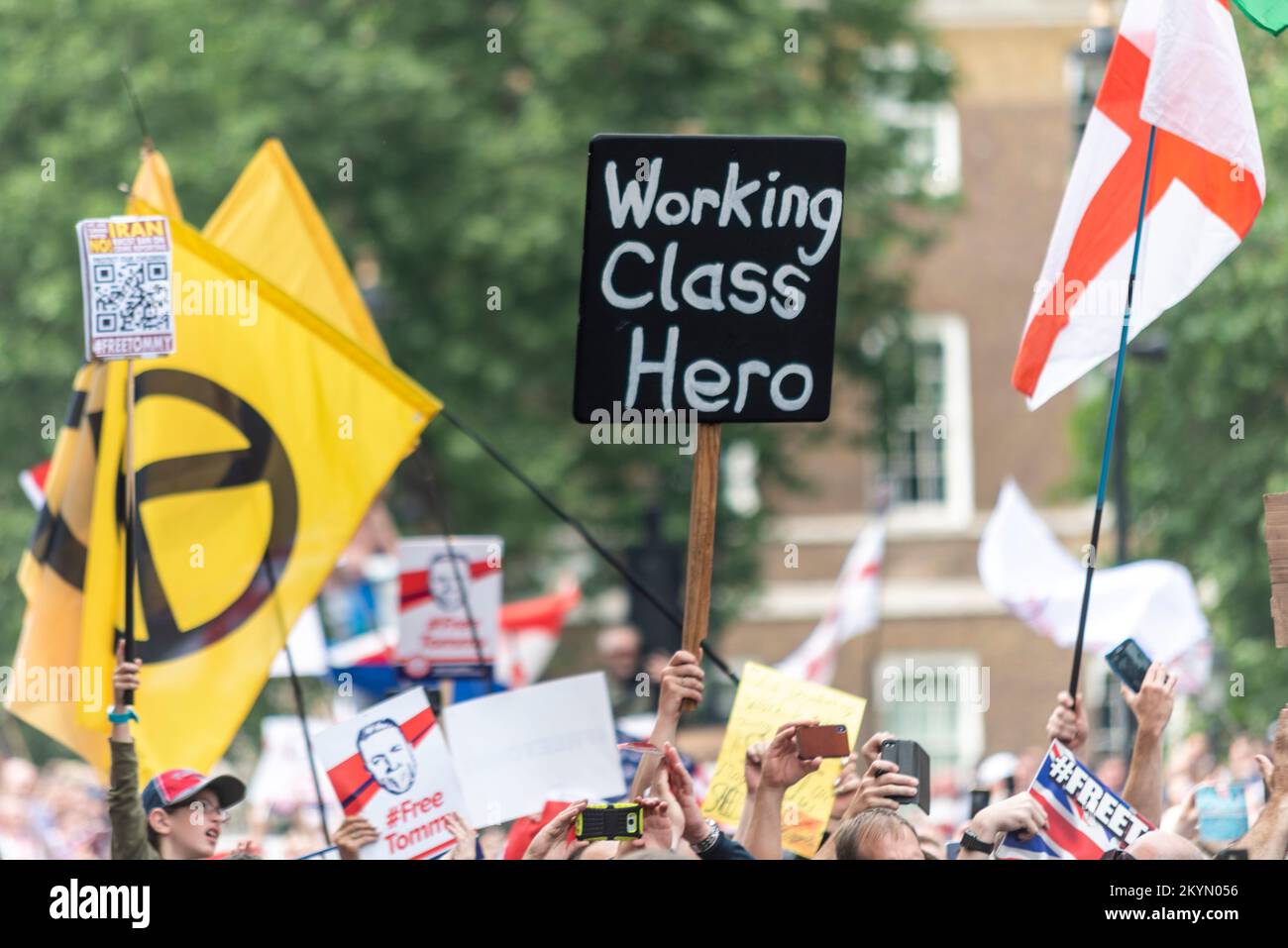 Anhänger von Tommy Robinson, wie die EDL, protestierten in London und demonstrierten für seine Freilassung nach der Festnahme. Plakat für Helden der Arbeiterklasse Stockfoto