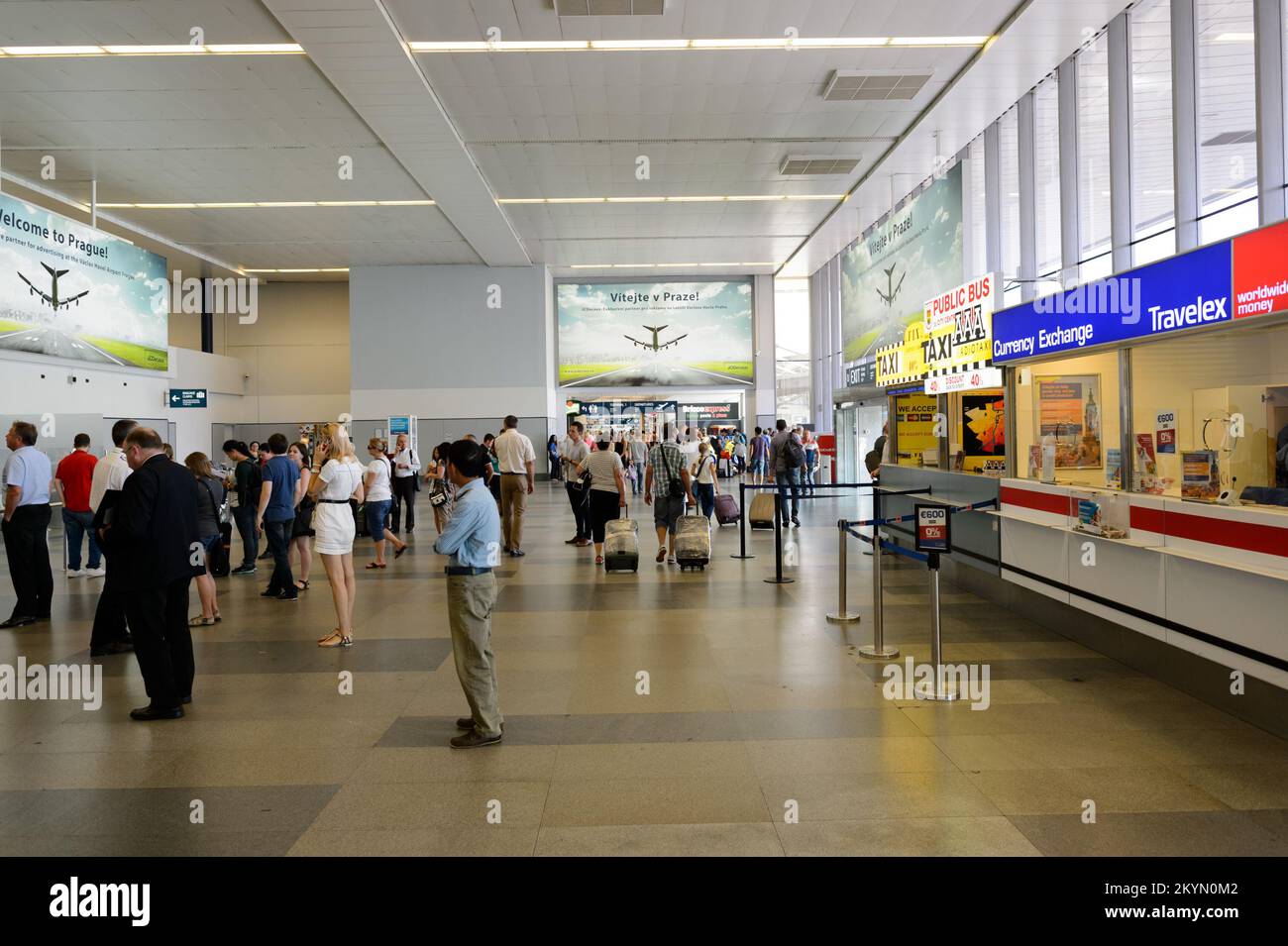 PRAG, TSCHECHISCHE REPUBLIK - 04. AUGUST 2015: flughafen von Prag Interior. Der internationale Flughafen von Prag ist der größte Flughafen der Tschechischen Republik Stockfoto
