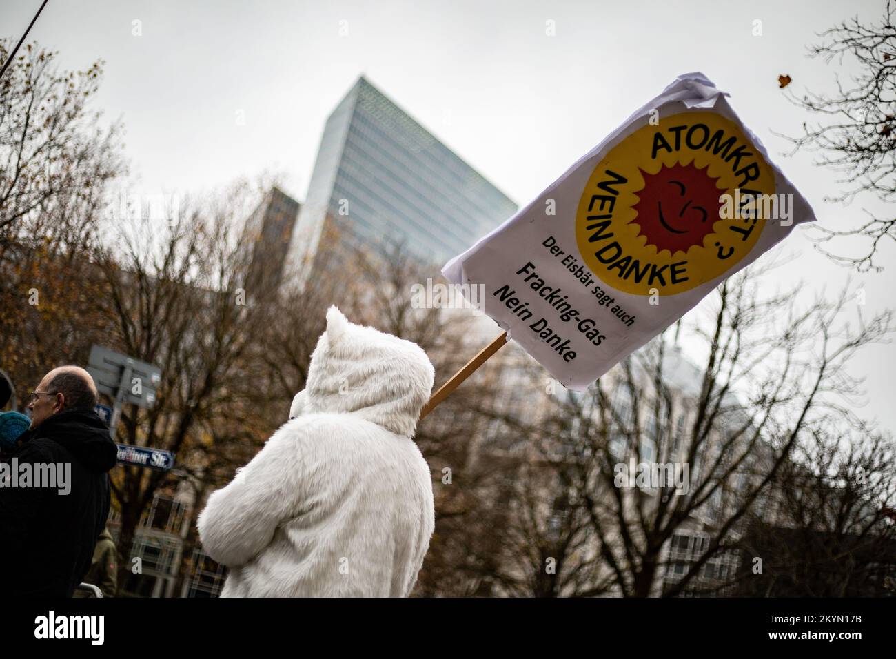 Etwa 50 Personen folgten dem Aufruf von Jesuit Pater Joerg Alt und Scientist Rebellion am 1. Dezember 2022 und demonstrierten vor dem Konferenzhotel, in dem sich die Innenminister solidarisch mit der letzten Generation ( Last Generation ) und für den Klimaschutz unterhielten. (Foto: Alexander Pohl/Sipa USA) Stockfoto