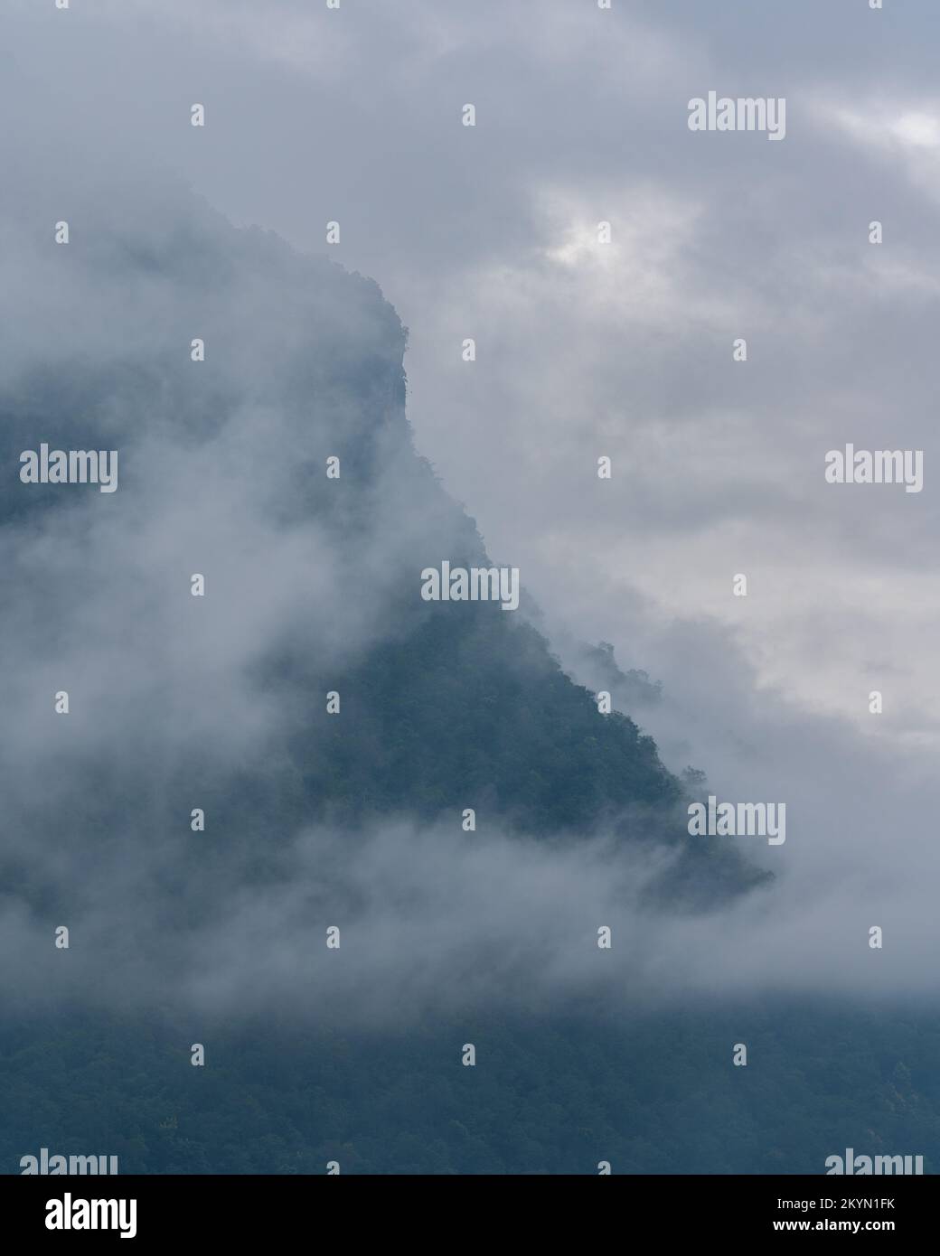 Traumhafter Landschaftsblick auf bewaldete Berge, die von Wolken umgeben sind, Chiang Dao, Chiang Mai, Thailand Stockfoto