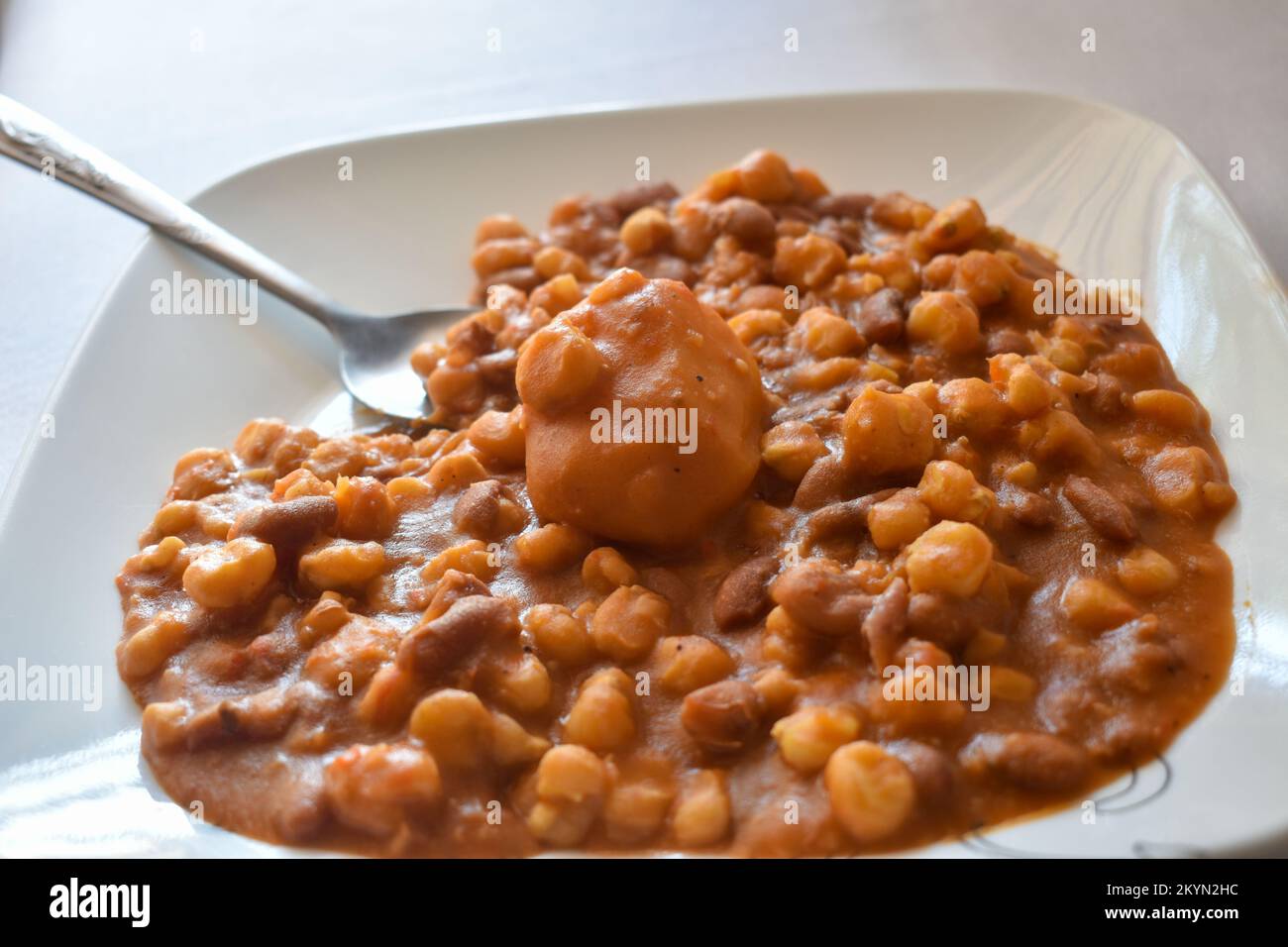 Ein Teller Muthokoi - ein traditionelles kenianisches Gericht aus geschältem Mais und Bohnen. Stockfoto