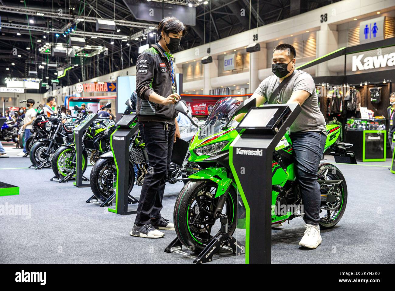 Bangkok, Thailand. 1.. Dezember 2022. Ein Mann probiert ein Motorrad auf der Thailand International Motor Expo 2022 in Bangkok, Thailand, am 1. Dezember 2022. Die Motor Expo startet hier am Donnerstag und dauert bis zum 12. Dezember. Kredit: Wang Teng/Xinhua/Alamy Live News Stockfoto