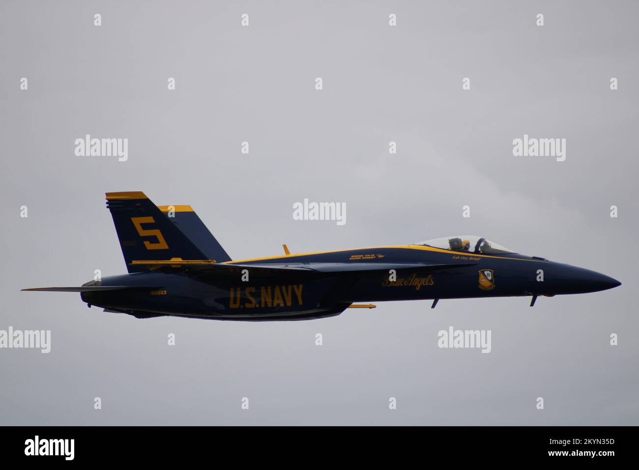 Blue Angels Solo Pilot vor bewölktem Hintergrund Stockfoto