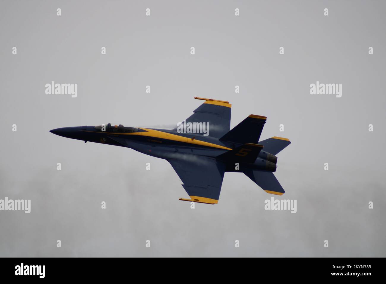 Blue Angel Solo Jet mit Vapor Trails Stockfoto