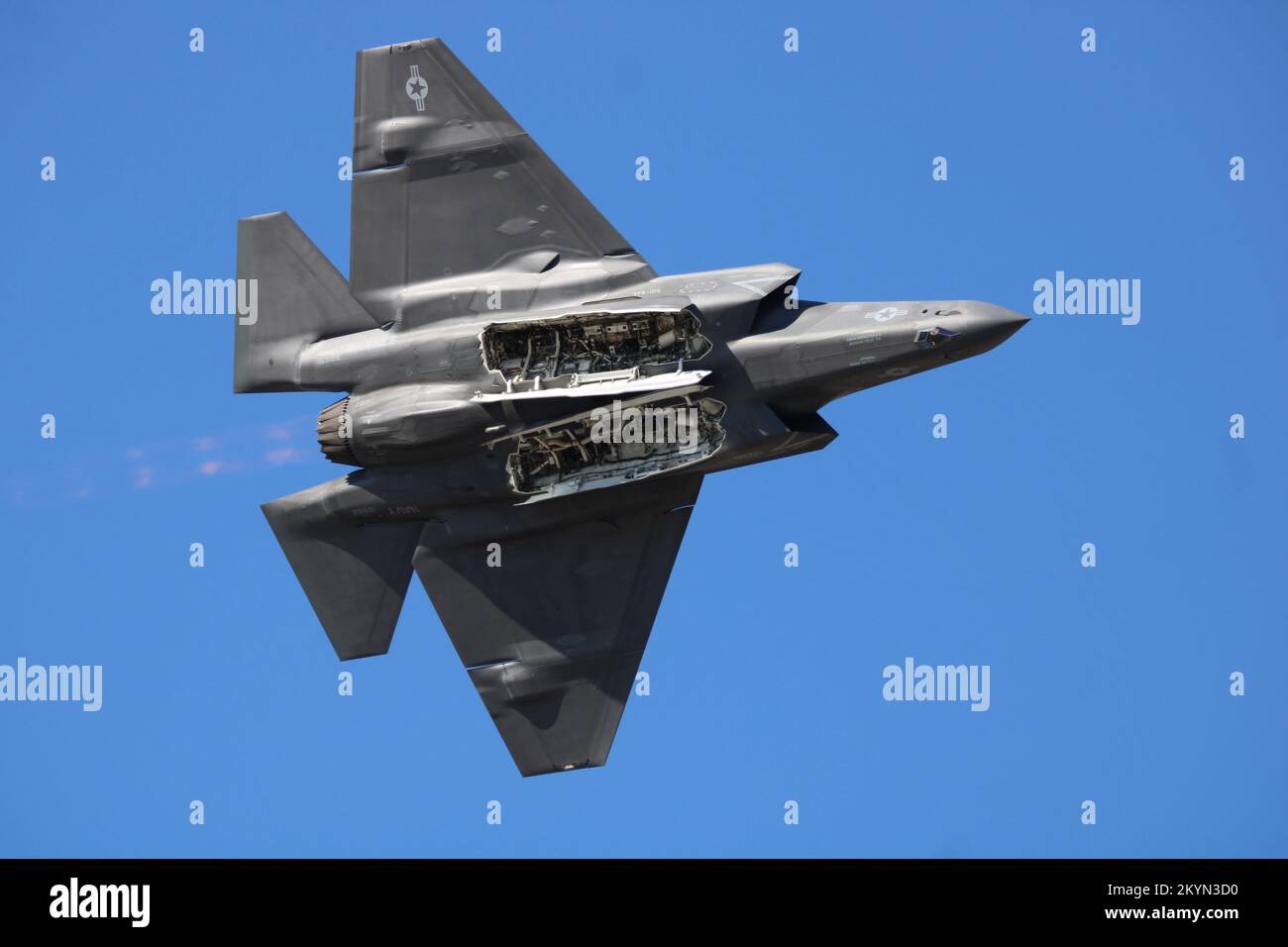 Lockheed Martin F-35C Lightning II führt einen Pass mit offenem Nachbrenner und offenen Türen der Waffenbucht durch Stockfoto