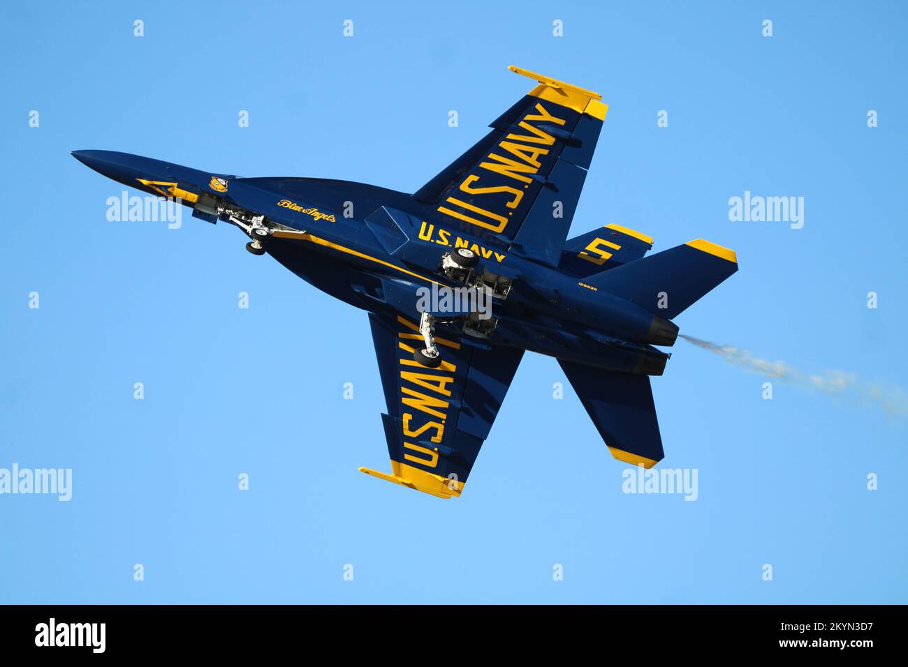 Blue Angels Solo Pilot führt eine dreckige Rolle mit Landing Gear Down durch Stockfoto