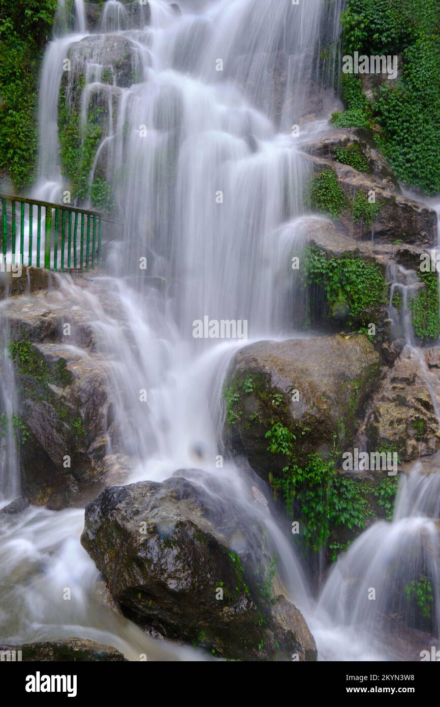 Wunderschöne Wasserfalllandschaft auf dem Weg nach Lachen von Gantok, Sikkim, Indien. Stockfoto