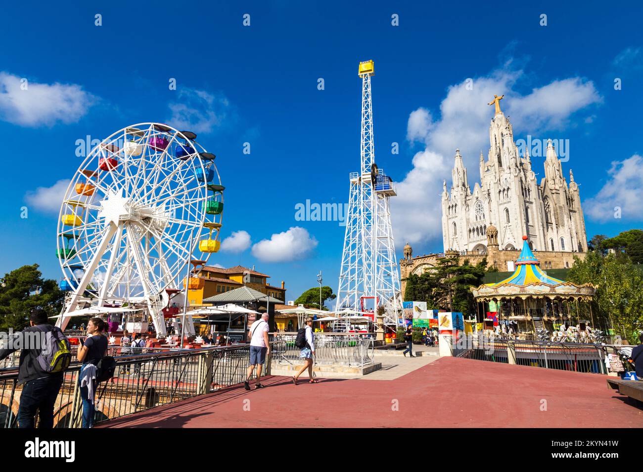 Vergnügungspark Tibidabo mit dem Tempel des Heiligen Herzens Jesu im Hintergrund, Barcelona, Spanien Stockfoto