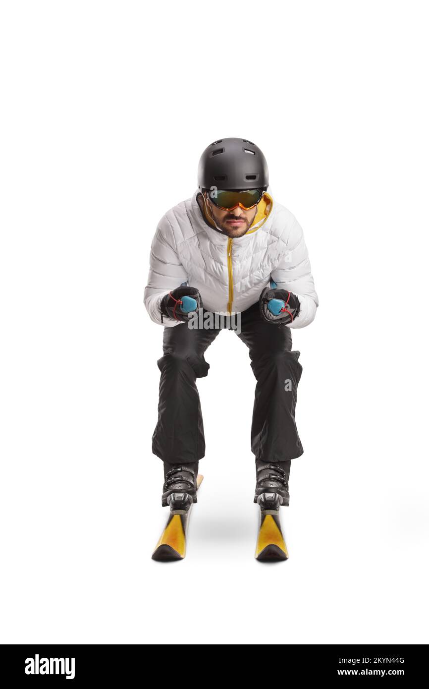 Männlicher Skifahrer, der abwärts Ski fährt, isoliert auf weißem Hintergrund Stockfoto