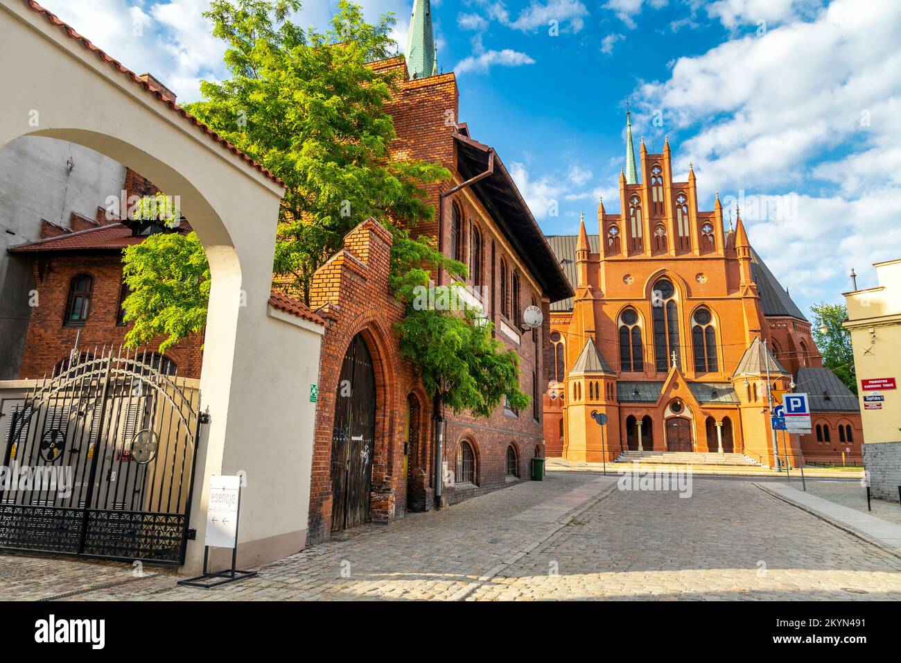 Blick auf die neogotische St. Katharinenkirche (Kościół św. Katarzyny w Toruniu) aus der Szpitalna-Straße, Torun, Polen Stockfoto