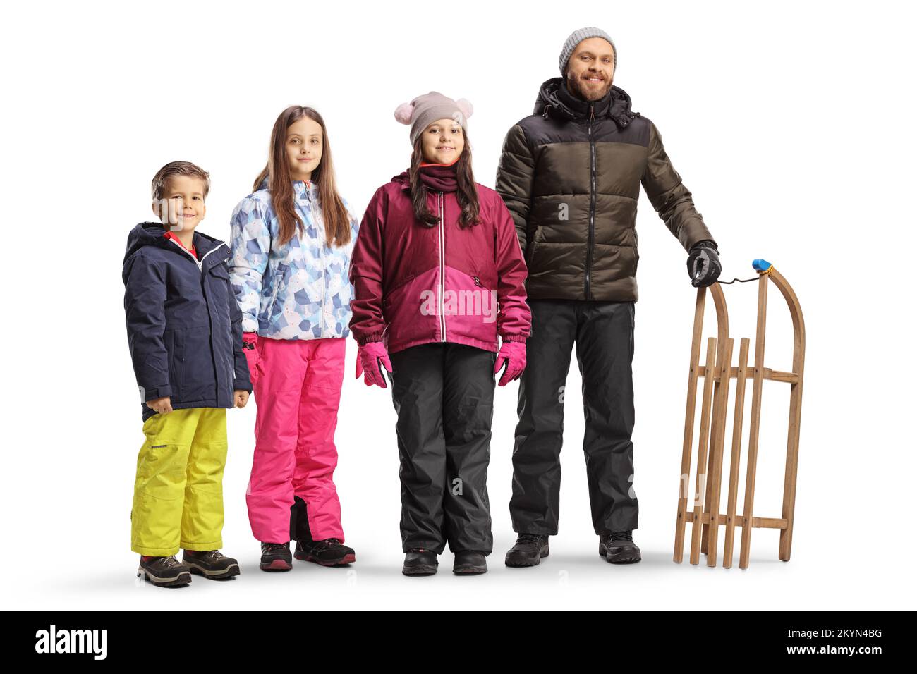 Mann mit drei Kindern in Winterkleidung mit einem Holzschlitten isoliert auf weißem Hintergrund Stockfoto