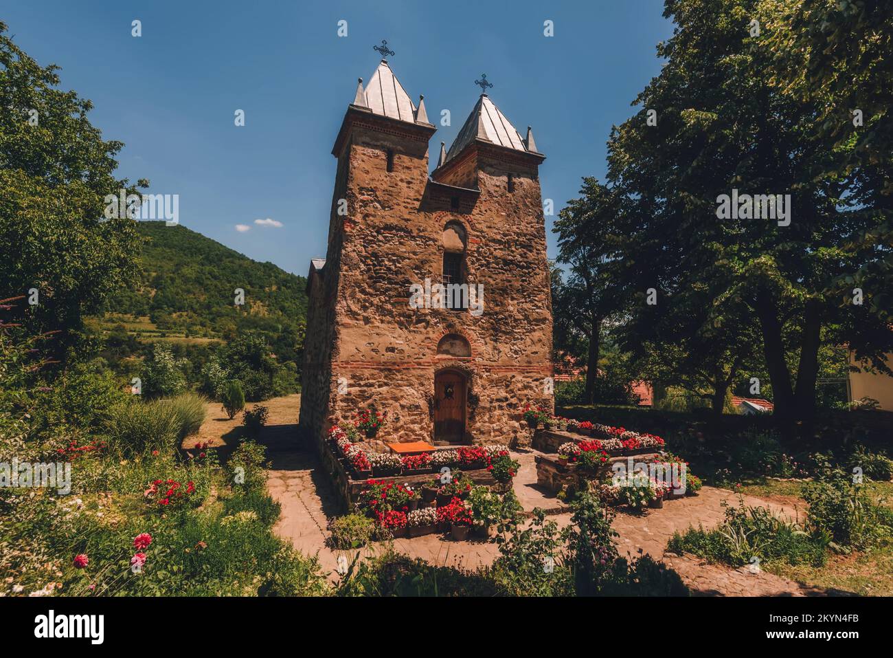 Heilige Mutter Gottes Kirche im Blumengarten Stockfoto