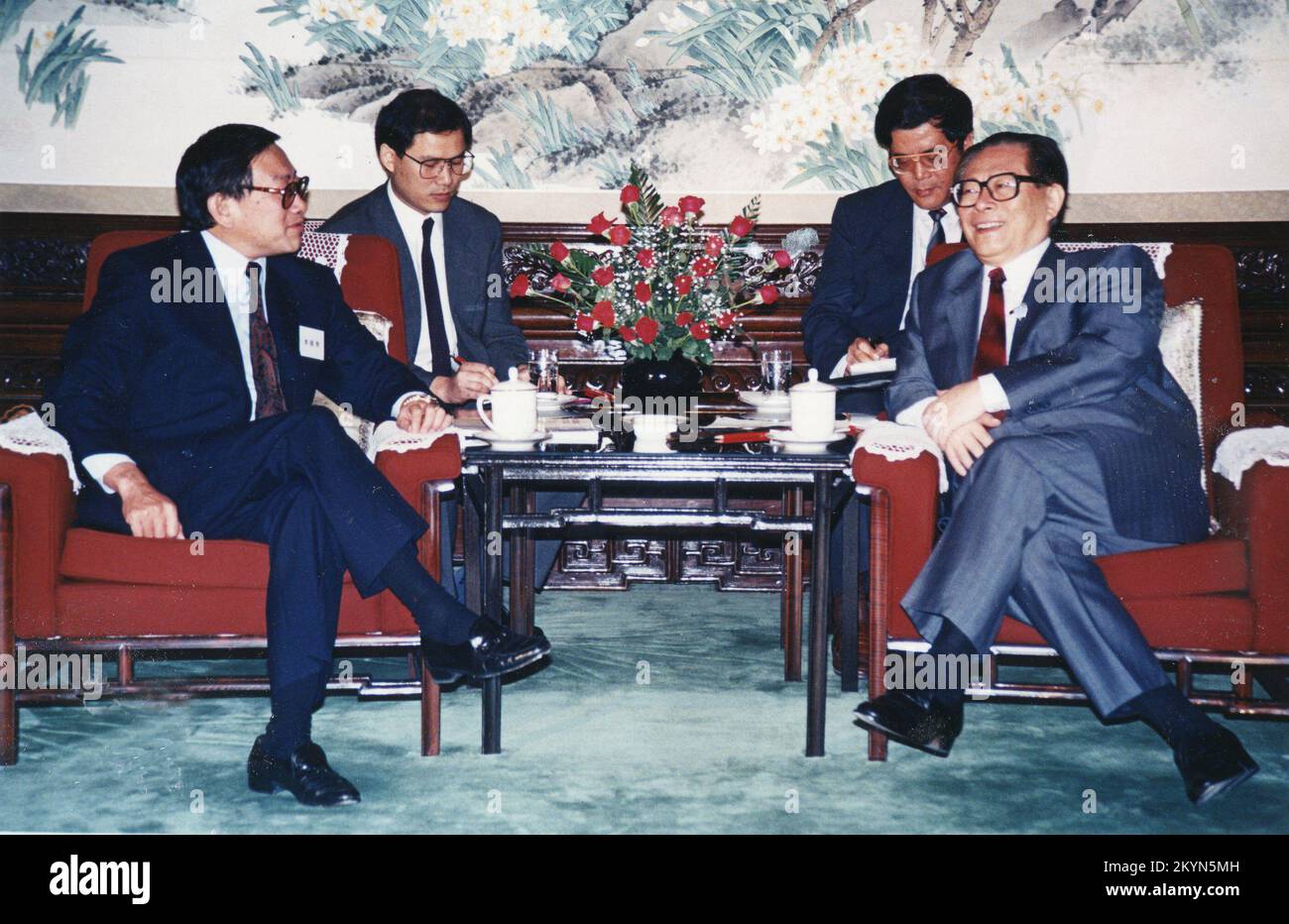 Allen Lee Peng-fei (L) des Co-operative Resources Centre (CRC) und der Generalsekretär der Kommunistischen Partei Chinas Jiang Zemin treffen sich für talksin Peking. JUNI 2002 Stockfoto