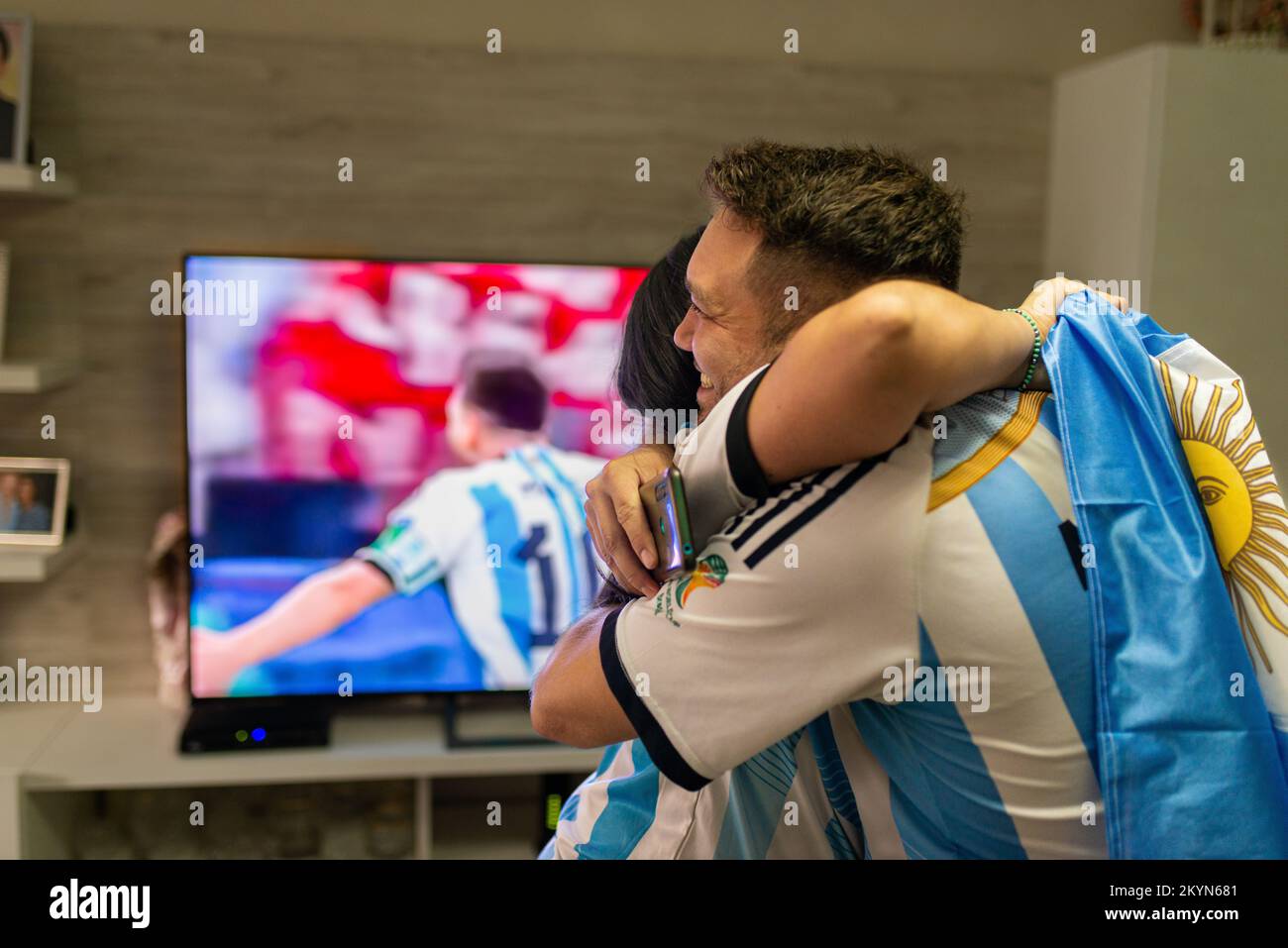 Argentinische Fans umarmen sich während der FIFA-Weltmeisterschaft Katar 2022 und feiern Messis Tor gegen Mexiko. Stockfoto