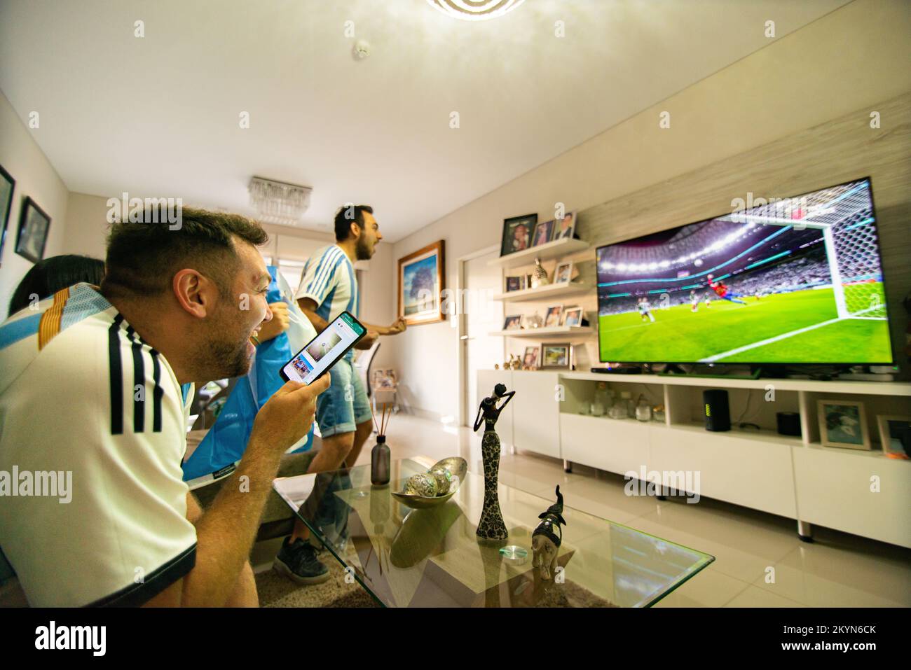 Argentinische Fans unterstützen die Nationalmannschaft bei der TV-Übertragung der FIFA-Weltmeisterschaft. Stockfoto