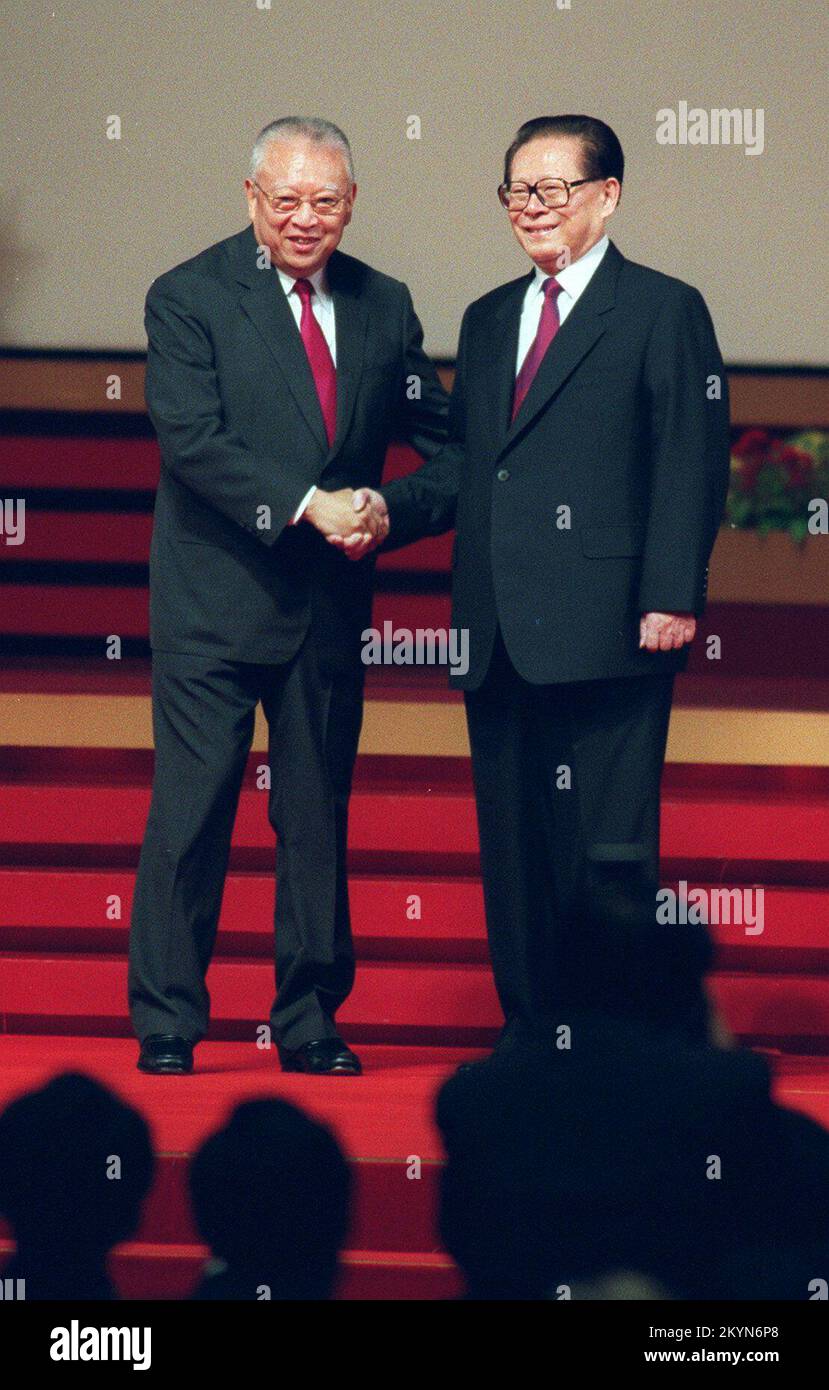 Tung Chee-hwa (L) schüttelt Jiang Zemin die Hand, nachdem er während der Zeremonien anlässlich des 5.. Jahrestages der Übergabe Hongkongs den Eid auf seine zweite Amtszeit als Geschäftsführer im Hong Kong Convention and Exhibition Centre ablegte. ***NICHT FÜR WERBEZWECKE*** Stockfoto