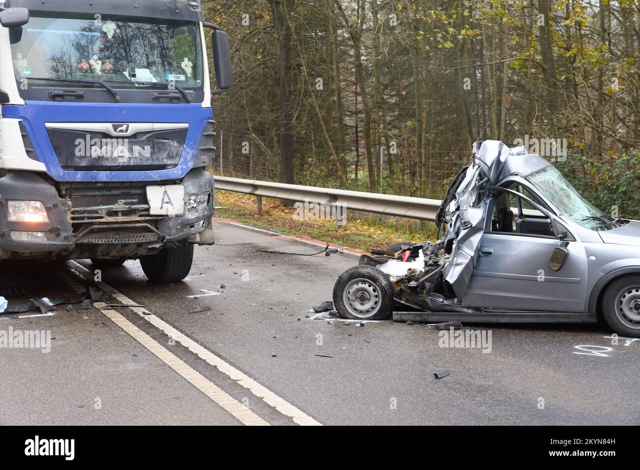 01. Dezember 2022, Rheinland-Pfalz, Neuhäusel: Ein Auto kollidierte mit ...