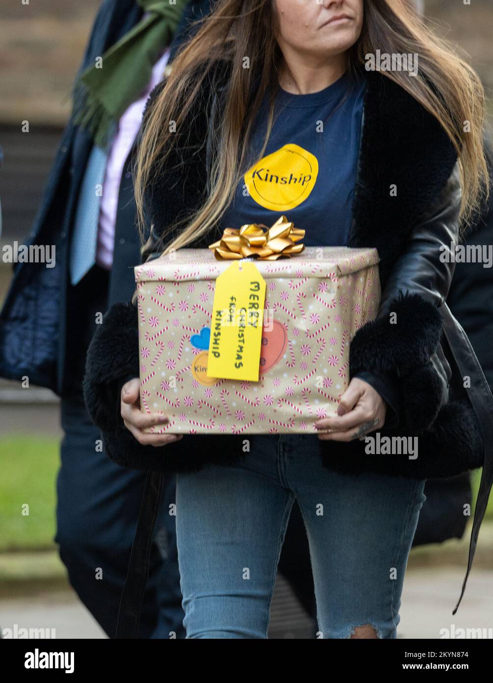 London, Großbritannien. 1.. Dezember 2022. Verwandte Betreuer überbringen heute eine Petition an die Downing Street, unterzeichnet von mehr als 10.000 Menschen, die die Regierung drängen, kämpfenden Verwandten dringend finanzielle und emotionale Unterstützung zu gewähren. Verwandte sind Familienangehörige und enge Freunde, die sich um 162.000 Kinder in England und Wales kümmern, wenn ihre Eltern dazu nicht in der Lage sind, was doppelt so viele Kinder in Pflegefamilien betrifft. Obwohl sie Kinder in liebevollen Familien und aus dem Betreuungssystem halten, erhalten die meisten nicht die gleiche Unterstützung wie Pflegekräfte Credit: Ian Davidson/Alamy Live News Stockfoto