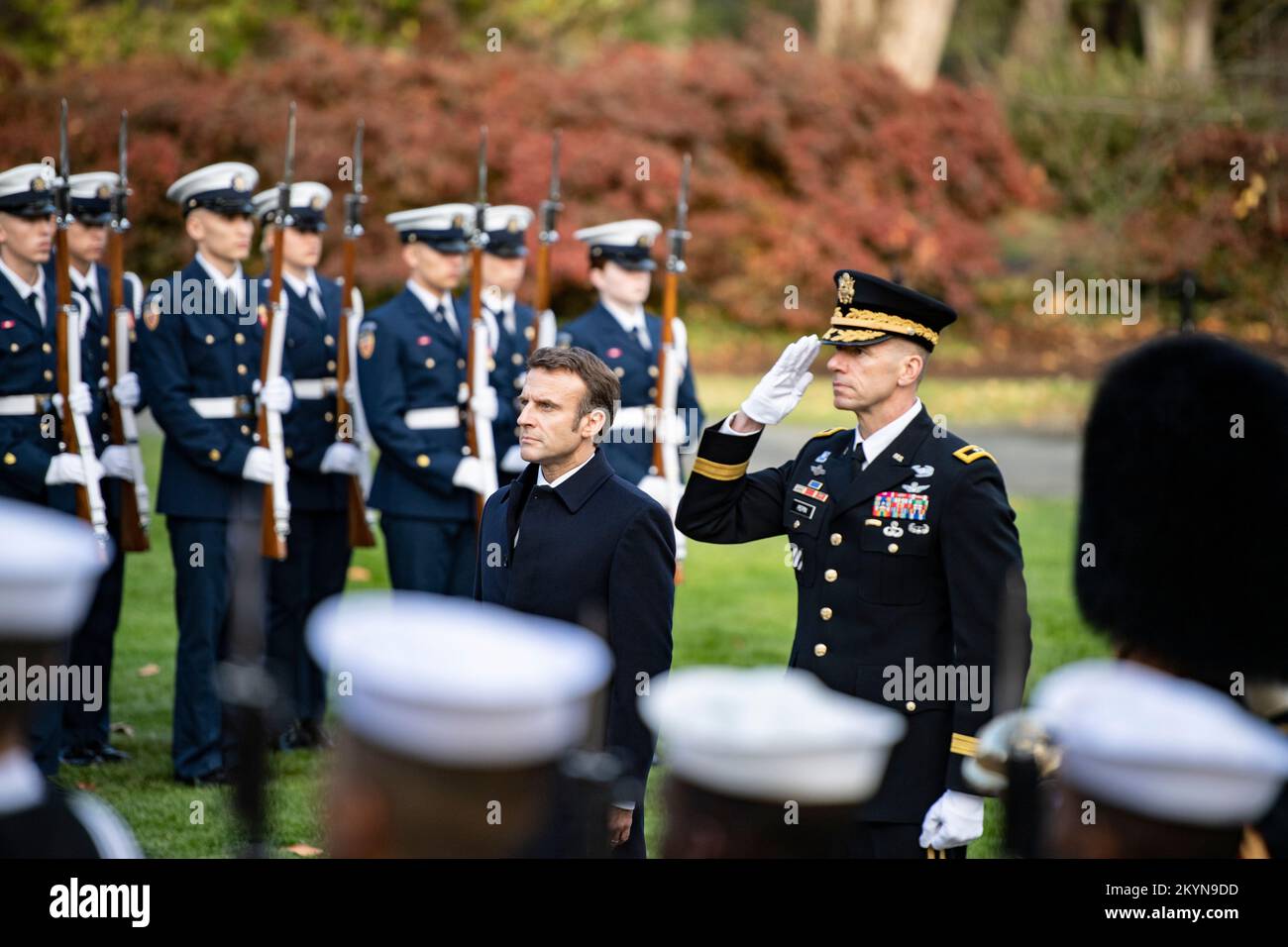 Arlington, Vereinigte Staaten Von Amerika. 30.. November 2022. Arlington, Vereinigte Staaten von Amerika. 30. November 2022. Französischer Präsident Emmanuel Macron, Left und USA Generalmajor Allan M. Pepin, 2.. Links, ehrt die Kranzlegen-Zeremonie der vollen Ehren am Grab des unbekannten Soldaten auf dem Arlington National Cemetery, 30. November 2022 in Arlington, Virginia, USA. Kredit: Elizabeth Fraser/USA Army/Alamy Live News Stockfoto