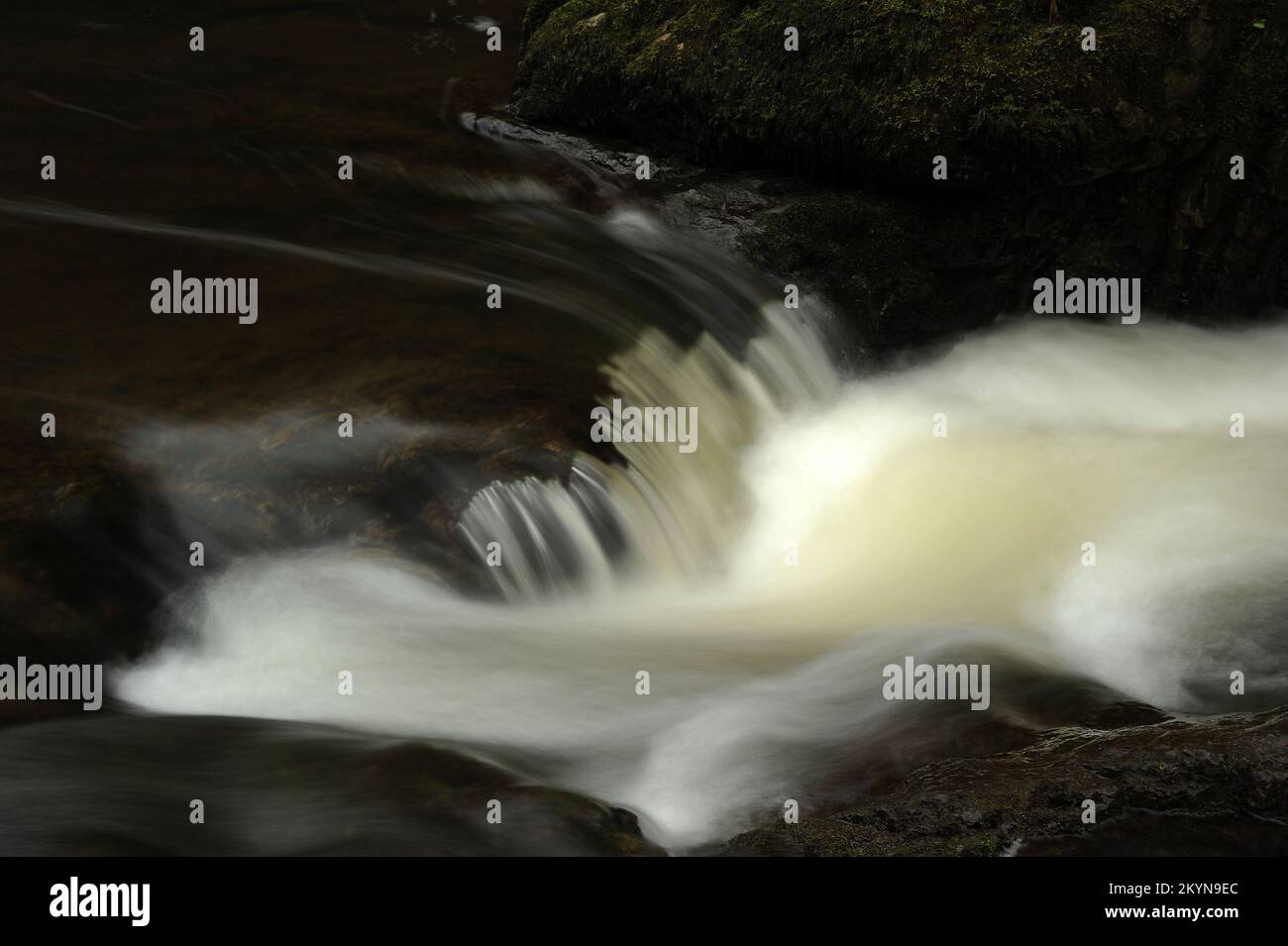 Afon Sychryd direkt stromabwärts des Hauptwasserfalls. Stockfoto