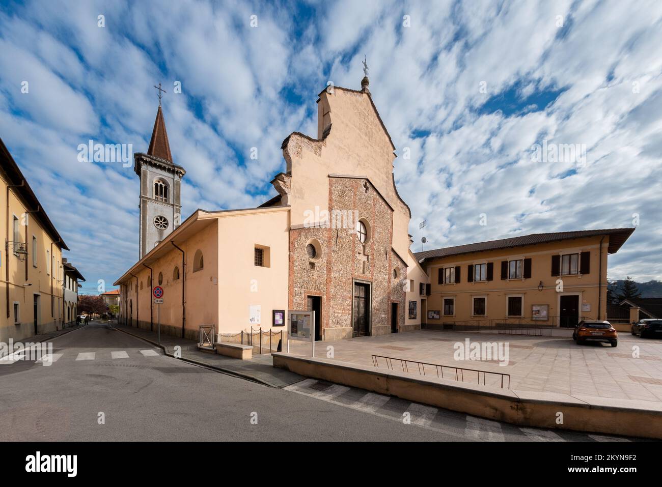 Borgo San Dalamazzo, Cuneo, Italien - 01. Dezember 2022: Die Pfarrkirche der antiken Abtei San Dalmazzo di Pedona in der Stadt des Kaltwassers Stockfoto