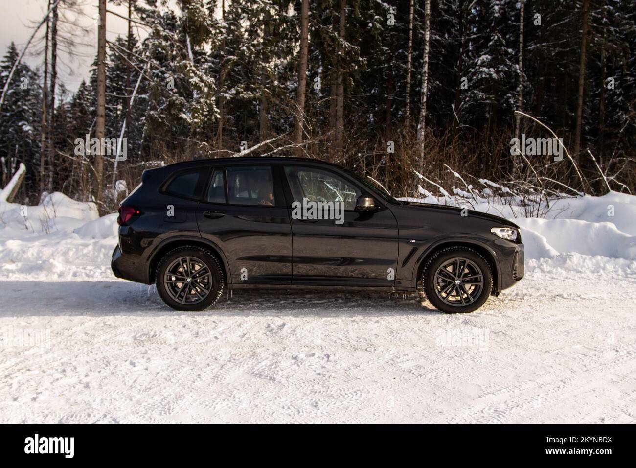 MOSKAU, RUSSLAND - 05. FEBRUAR 2022 BMW X3 (G01) X-DRIVE, SUBKOMPAKTER LUXUS-SUV. Vorderansicht von außen. Modell BMW X3 mit Allradantrieb. Stockfoto