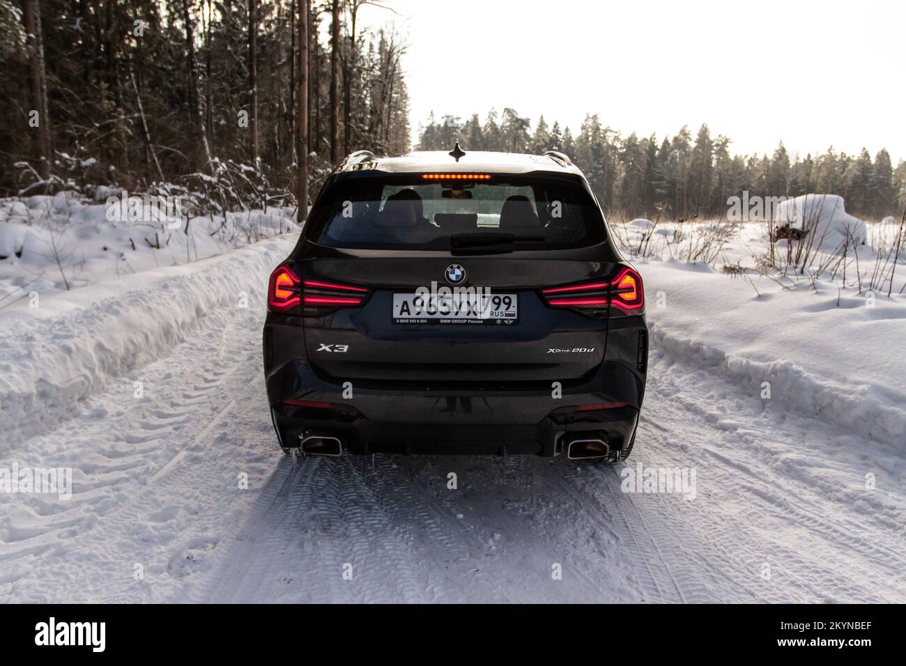 MOSKAU, RUSSLAND - 05. FEBRUAR 2022 BMW X3 (G01) X-DRIVE, SUBKOMPAKTER LUXUS-SUV. Rückansicht von außen. Modell BMW X3 mit Allradantrieb. Stockfoto