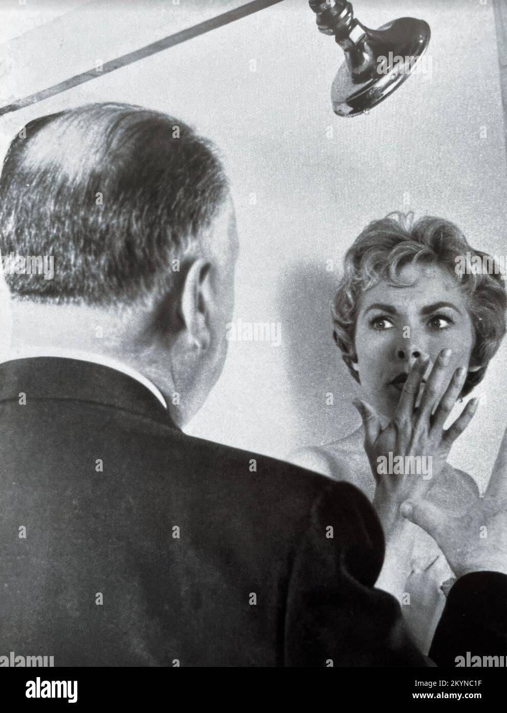 PSYCHO 1960 Paramount Pictures Film mit Alfred Hitchcock, der Janet Leigh in der Duschszene Regie führt. Stockfoto