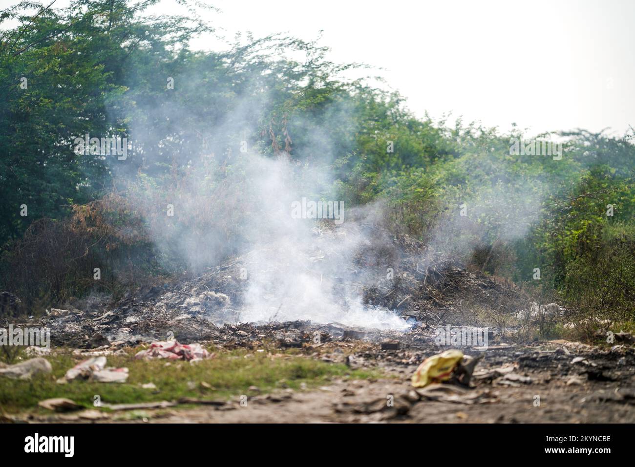 Mülldeponie und Brandstelle verursacht Luftverschmutzung durch Rauch, Verschmutzungskontrolltag, Landverschmutzung, Raipur, indien, Verschmutzungskonzept Stockfoto