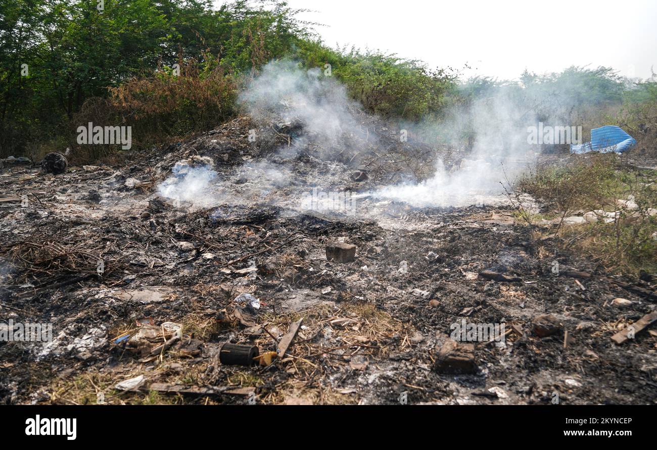 Mülldeponie und Brandstelle verursacht Luftverschmutzung durch Rauch, Verschmutzungskontrolltag, Landverschmutzung, Raipur, indien Stockfoto