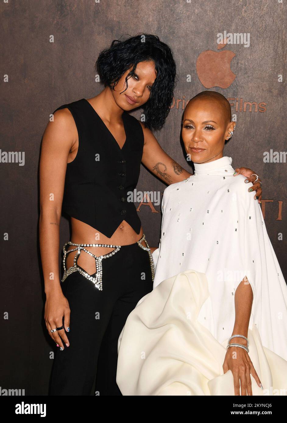 LOS ANGELES, KALIFORNIEN - 30. NOVEMBER: (L-R) Willow Smith und Jada Pinkett Smith nehmen an der Premiere „Emancipation“ von Apple Original Films in Los Angeles auf der R Teil Stockfoto