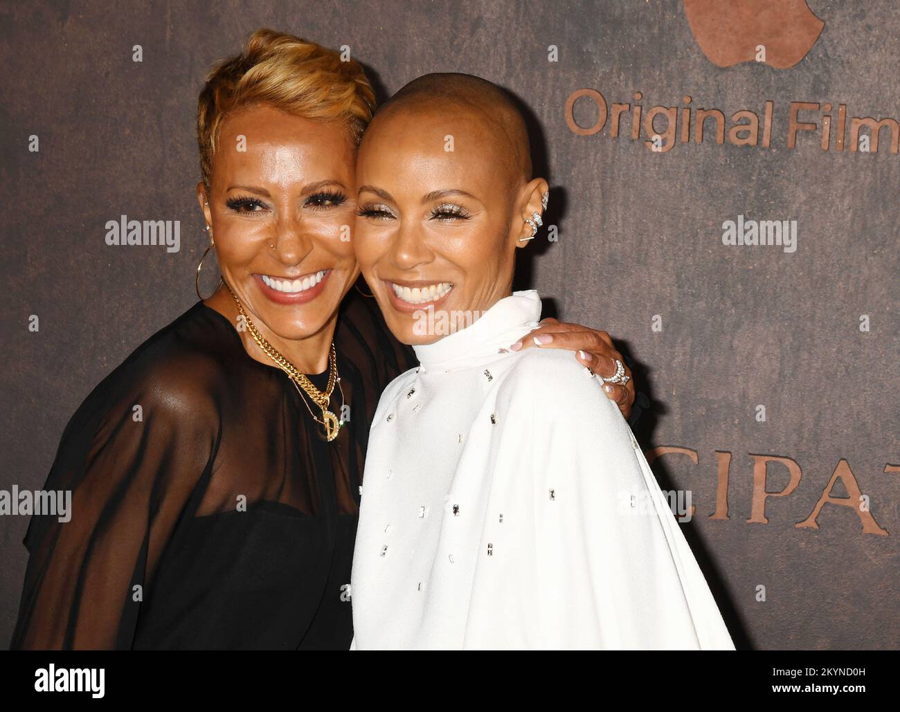 LOS ANGELES, KALIFORNIEN - 30. NOVEMBER: (L-R) Adrienne Banfield-Norris und Jada Pinkett Smith nehmen an der „Emancipation“ von Apple Original Films Teil Stockfoto