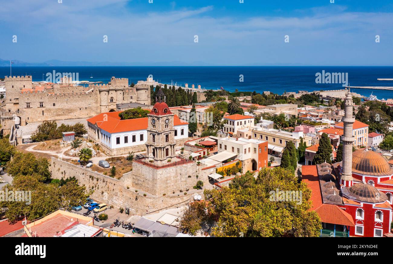 Panoramablick auf die Altstadt von Rhodos auf der Insel Rhodos, Griechenland. Stadtbild der alten Festung von Rhodos mit Hafen im Vordergrund. Reiseziele in Rhodos, Stockfoto