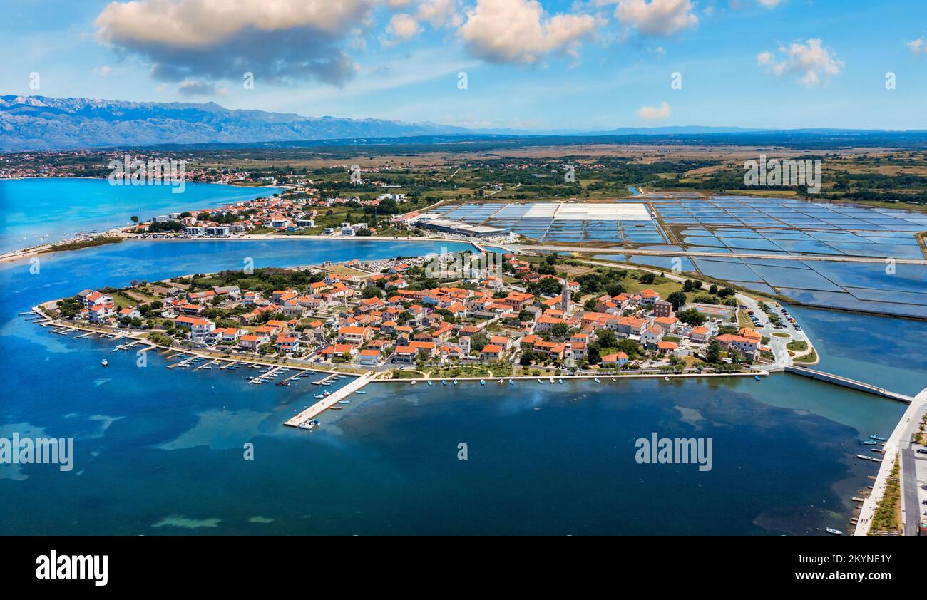 Historische Stadt Nin laguna Luftaufnahme mit Velebit-Hintergrund, Dalmatien Region von Kroatien. Luftaufnahme der berühmten Nin Lagune und medieva Stockfoto