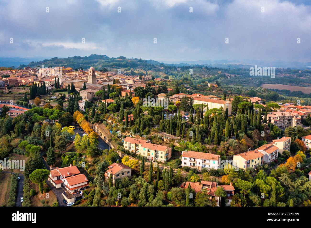 Chiusi Dorf Stadtbild in der Toskana Italien mit orangefarbenen roten Dachziegelhäusern in Berglandschaft und sanften Hügeln. Farbenfroher Abend im kleinen Schlepptau Stockfoto